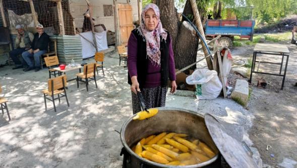 Haşlanmış Mısır ve Közde Çay Satarak Diş Hekimliği Okuyan Çocuğunun Eğitim Masraflarını Karşılıyor.