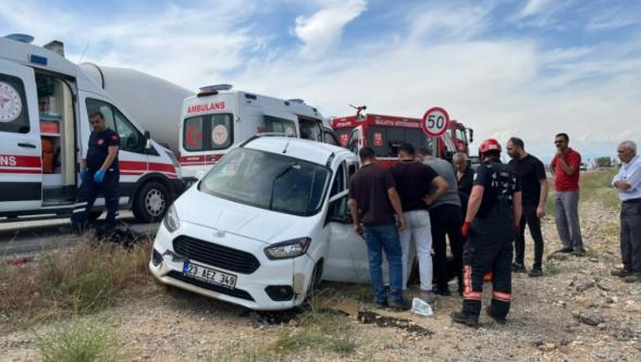 İki Hafif Ticari Araç Çarpıştı: 3 Yaralı