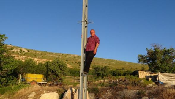 İletişim İçin Elektrik Direğine Çıkıyorlar