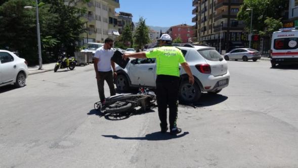Otomobil ile Çarpışan Motosiklet Sürücüsü Yaralandı