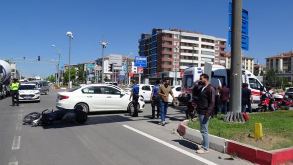Sivil Polis Aracı ile Motosiklet Çarpıştı