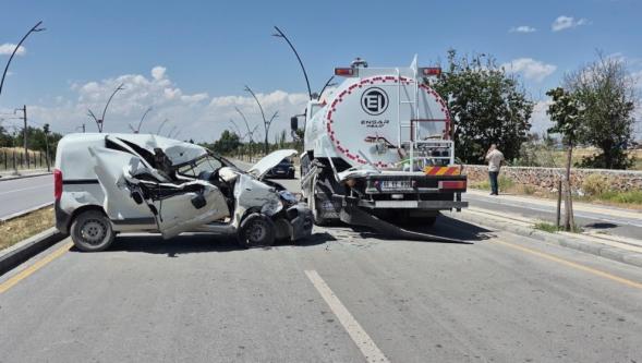 Su Tankerine Çarpan Araçta Can Pazarı: 1 Ağır Yaralı