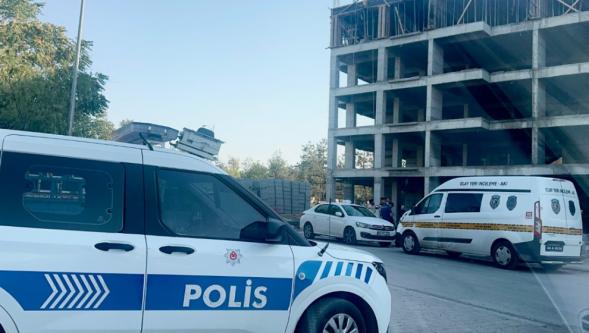 25 Yaşındaki Suriyeli İşçi, Yüksekten Düşerek Ağır Yaralandı.
