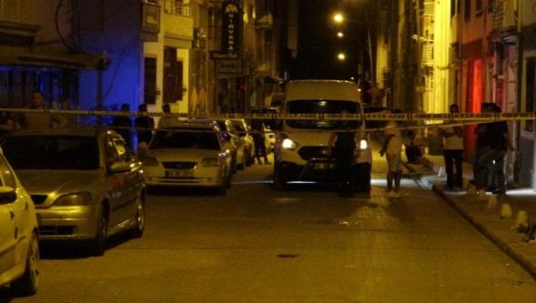 Ağır Hasarlı Binanın Çatısından Düştü