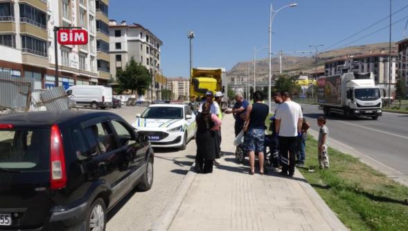 Akülü Sandalyesiyle Ters Yöne Giren Engelli Vatandaşa Otomobil Çarptı