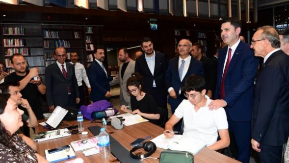 Bakan Kurum Şehir Kütüphanesi'nde Gençlerle Bir Araya Geldi