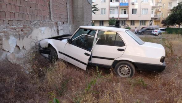 Duvara Çarpan Otomobilin Sürücüsü Kayıplara Karıştı