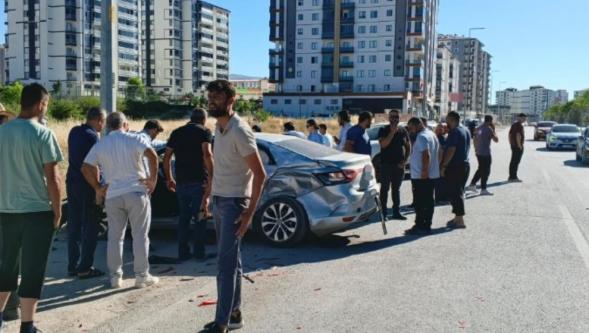 İki Otomobil Çarpıştı: 1 Yaralı