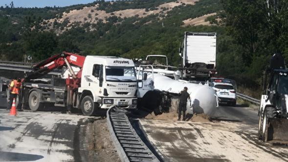 Kara Yolunda Yakıt Tankeri Devrildi