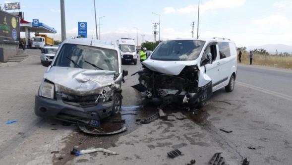 Malatya'da İki Hafif Ticari Aracın Çarpıştığı Kazada 8 Kişi Yaralandı