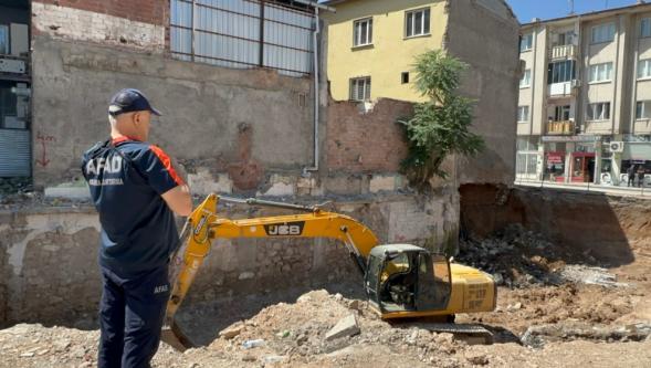 Temel Kazısında Toprak Kaydı, 2 Katlı Ev Tahliye Edildi
