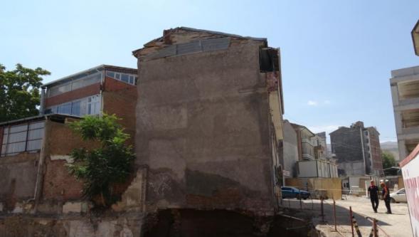 Temelindeki Göçük Sonrası Apartman Mühürlendi