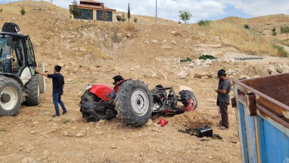 Traktör Şarampole Devrildi: 2 Yaralı