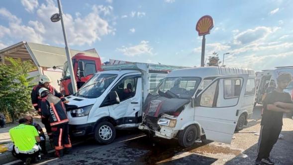 Yakınca'da Minibüs ile Kamyonet Çarpıştı: 6 Kişi Yaralandı