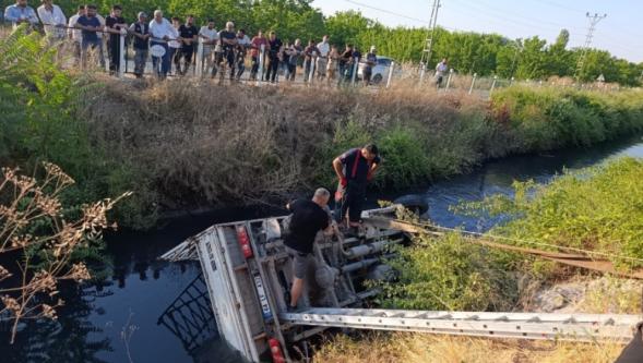 Yem Yüklü Kamyon Sulama Kanalına Devrildi