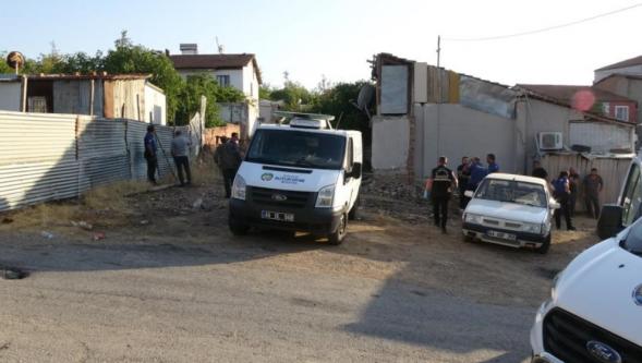 Evinin Önünde Asmanın Altında Ölü Bulundu..