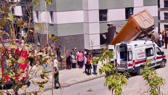 Freni Boşalan Hafriyat Kamyonu TOKİ Konutlarına Çarptı