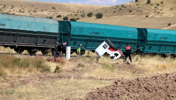 Hemzemin Geçitte  Yük Treni Kamyona Çarptı