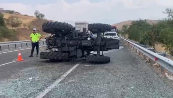 Kontrolden Çıkan Traktör Devrildi