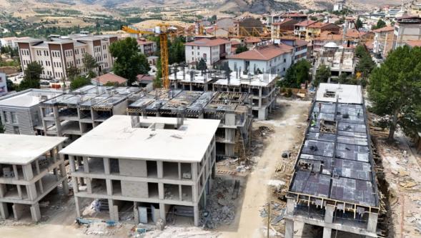 Ocak 2026'da Yıkıldı.Hekimhan'da  İnşaatlar Yükselmeye Başladı