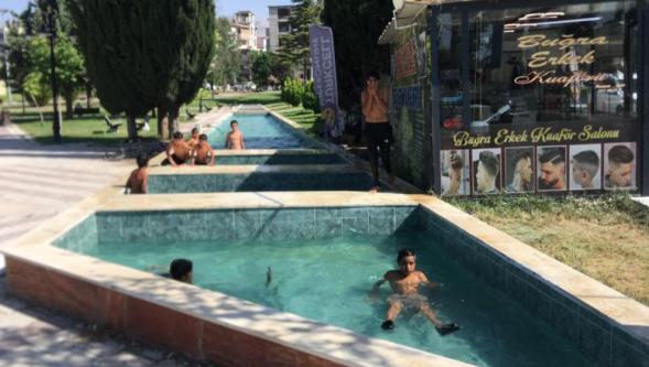 Sıcaktan Bunalan Çocukların Serinlik Adresi Süs Havuzu Oldu