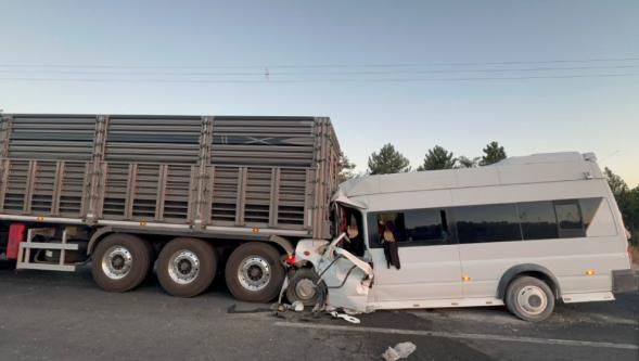 Tarım İşçilerini Taşıyan Minibüs Tırın Altına Girdi: 18 Yaralı