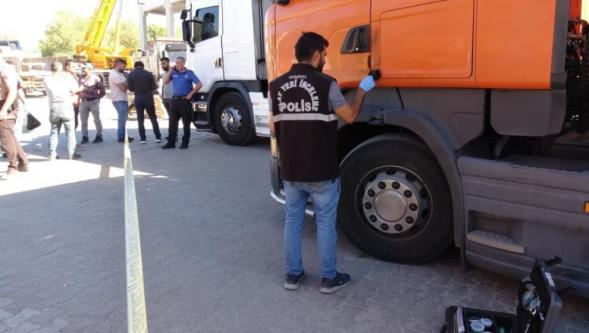 Akrabasına Tırla Çarptı, Tutuklandı..