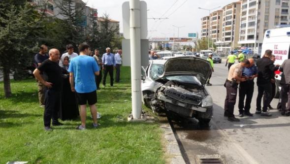 Araç Kontrolden Çıktı Trambüs Direğine Çarptı