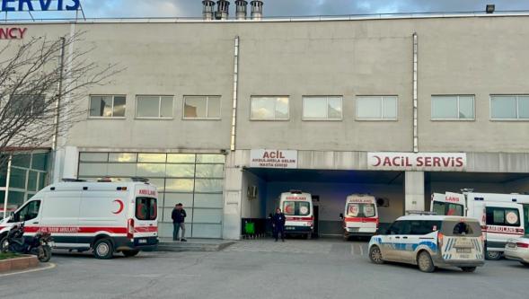 Bıçaklı Kavga: 2 Genç Yaralandı