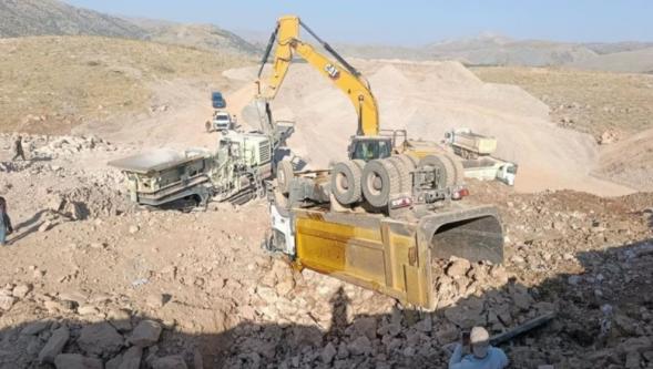 Doğanşehir'de Hafriyat Kamyonu Devrildi
