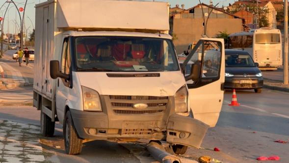 Kamyonet Yayaya Çarptı, Direği Kırarak Kaldırıma Çıktı