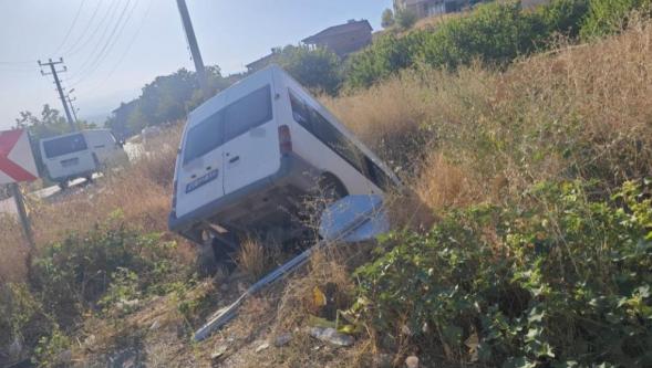 Kontrolden Çıkan Minibüs Şarampole Devrildi