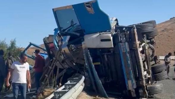 Malatya-Pütürge Yolunda Kamyon Devrildi: 2 Yaralı