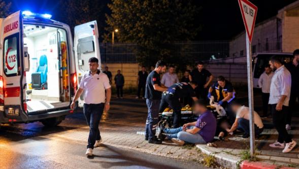 Minibüs Ağaca Çarptı: 2 Yaralı