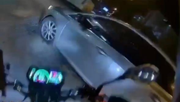 Motosiklet ile Otomobil Çarpıştı