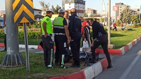 Otomobilin Çarptığı Elektrikli Bisiklet Sürücüsü Ağır Yaralandı