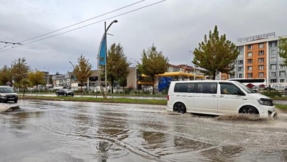 Yaklaşık 10 Dakika Yağdı.Bazı  Cadde ve Sokaklarda Su Birikintileri Oluştu.