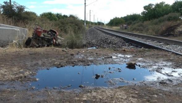 Yük Treni Traktörü İkiye Böldü