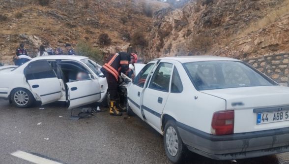 İki Otomobil Çarpıştı: 6 Yaralı