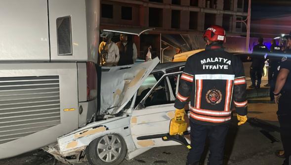 Otomobil Otobüsün Altına Girdi