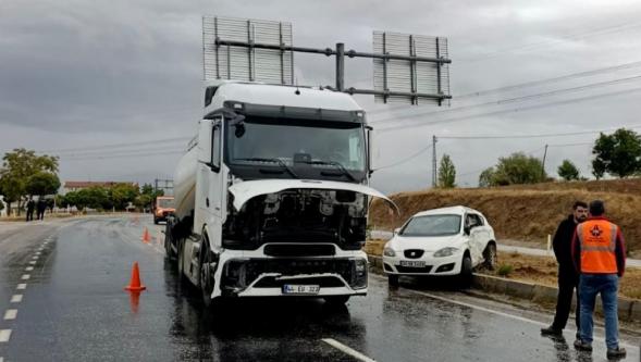 Otomobil Tali Yoldan Çıktı Tırla Çarpıştı