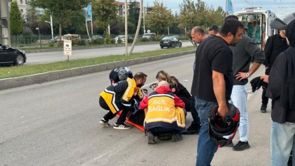 Otomobilin Çarptığı Motosiklet Sürücüsü Yaralandı