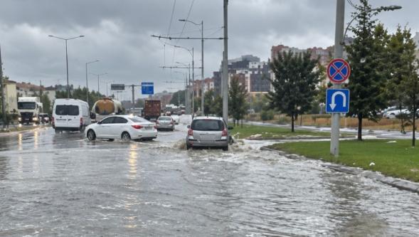 Sokaklar Göle Döndü, İşyerlerini Su Bastı