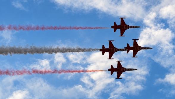 Yağmur Yağdı,Şimşek Çaktı,Türk Yıldızları Nefes Kesti