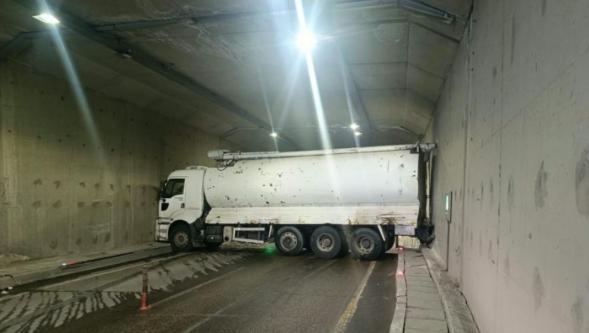 Yakıt Tankeri Erkenek Tünelini Kilitledi