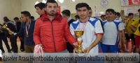 Liseler Arası Hentbolda dereceye giren okullara kupaları verildi
