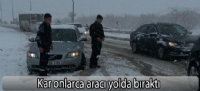 Kar onlarca aracı yolda bıraktı