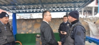 Vali Toprak köy koruyucu ve emniyet personellerine çikolata ikram etti