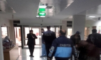 Zabıtayı darp eden 3 kişiyi polis linçten zor kurtardı