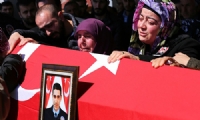 Şehit polis memuru gözyaşları arasında toprağa verildi